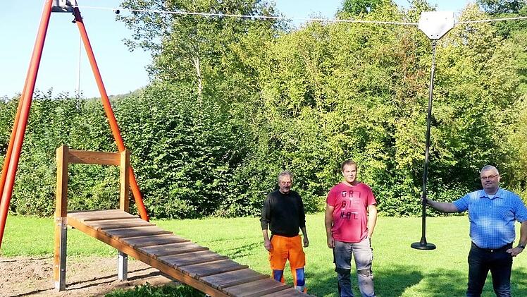 Von der Funktionalität der neuen Seilbahn am Spielplatz beim Tennisheim überzeugten sich (von rechts) der Trebgaster Bürgermeister Herwig Neumann und die Mitarbeiter des Bauhofs, Patrick Müller und Gunter Baumüller.  Foto: Dieter Hübner