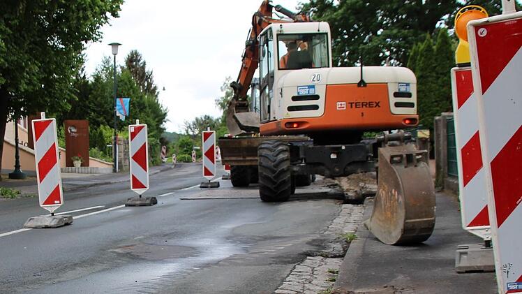 In der Wernarzer Straße rollt der Bagger: Dort werden die Rinnen entfernt. Foto: Julia Raab