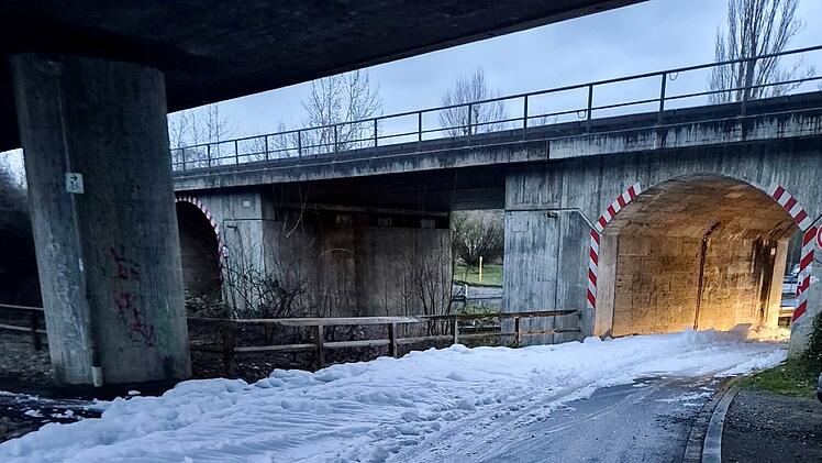 Ochsenfurt: Schaumaustritt aus Kanalisation - Sind Kneipp-Werke die Ursache?