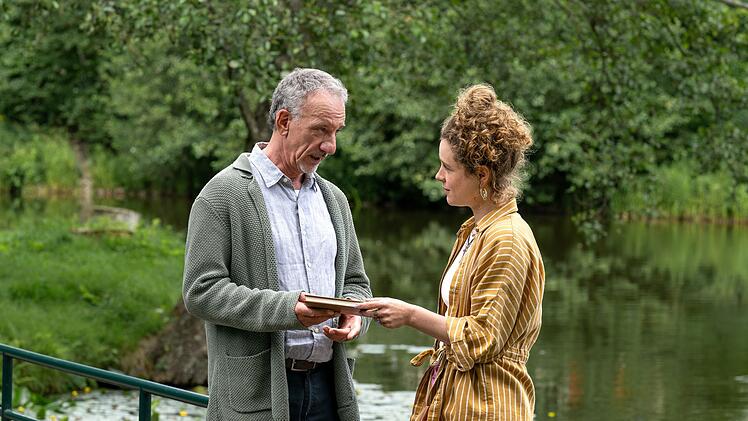 Otto (Heio von Stetten) versucht, Jule (Klara Deutschmann) seine einstige Flucht zu erkl&auml;ren.