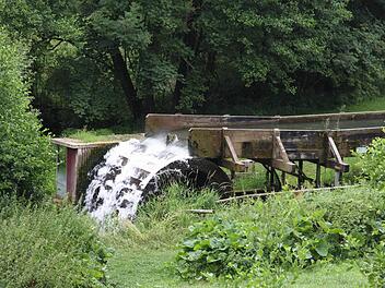 Das zwischen Egloffstein und Mostviel gelegene Wasserrad versorgt heute zwischen 40 und 45 Häuser. Fotos: Galster