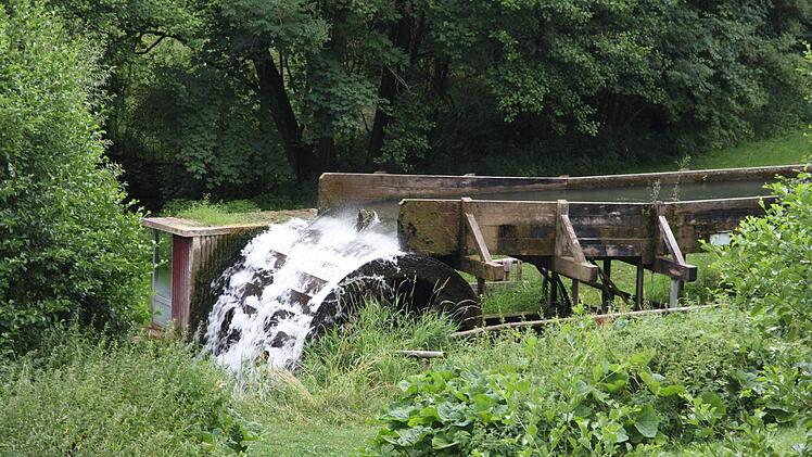 Das zwischen Egloffstein und Mostviel gelegene Wasserrad versorgt heute zwischen 40 und 45 Häuser. Fotos: Galster