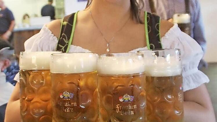 Wenn das Bier mit einem so charmanten Lächeln serviert wird, schmeckt es nochmal so gut.