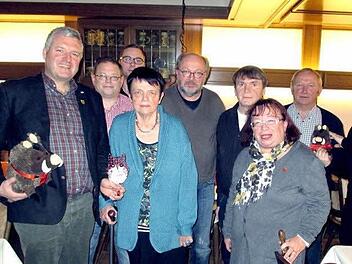 Die Köpfe bei der SPD Ebern (von links): Bürgermeister Jürgen Hennemann mit Maskottchen Lützel, Eckart Roeß, Florian Schmidt, Sigrid Carl, Walter Ullrich, Wolfgang Heppt, Brunhilde Giegold, Dritter Bürgermeister Werner Riegel und Barbara Hahnlein. Foto: Johanna Eckert