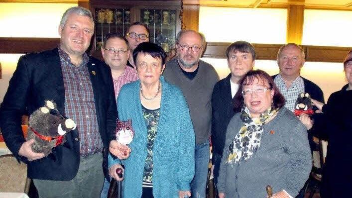 Die Köpfe bei der SPD Ebern (von links): Bürgermeister Jürgen Hennemann mit Maskottchen Lützel, Eckart Roeß, Florian Schmidt, Sigrid Carl, Walter Ullrich, Wolfgang Heppt, Brunhilde Giegold, Dritter Bürgermeister Werner Riegel und Barbara Hahnlein. Foto: Johanna Eckert