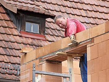 Auf dem Bau gibt es derzeit genug Arbeit. Doch Fachkräfte wie Stefan Hub werden knapper.  Foto: Heike Beudert
