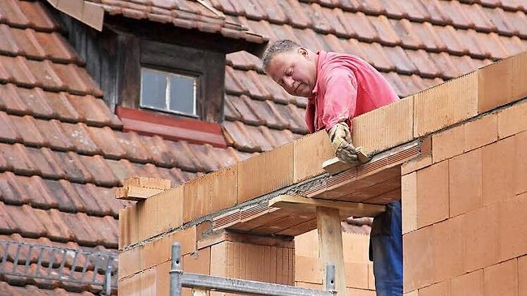 Auf dem Bau gibt es derzeit genug Arbeit. Doch Fachkräfte wie Stefan Hub werden knapper.  Foto: Heike Beudert