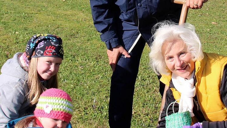 Dieter Weil und Martha Biehl (rechts) haben keine der fünf Pflanzaktionen verpasst. Dieses Mal wurden sie unterstützt durch Laura und Lisa Wagner (Brünn). Foto: Bettina Knauth