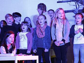 In blauem Scheinwerferlicht wirkt der Chor doch gleich viel dramatischer. Fotos: Klaus Klaschka