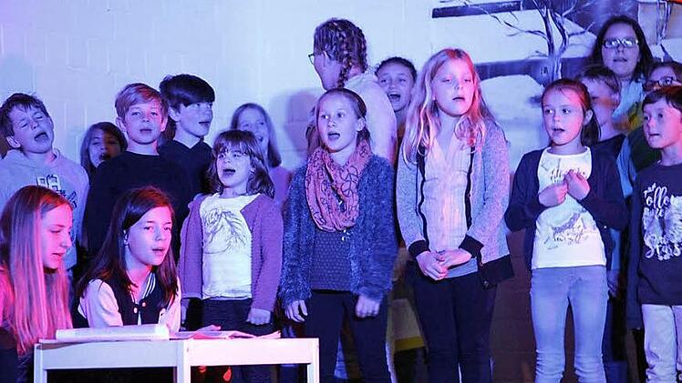 In blauem Scheinwerferlicht wirkt der Chor doch gleich viel dramatischer. Fotos: Klaus Klaschka