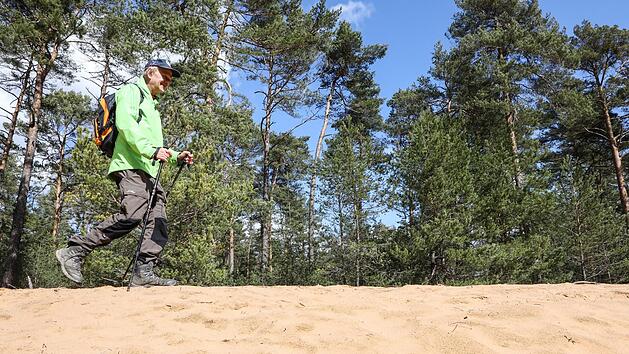 Mitten in Franken: ein bisschen Ostsee-Atmosphäre - Andreas Schettler wandert über eine Düne. Foto: Barbara Herbst