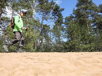 Mitten in Franken: ein bisschen Ostsee-Atmosphäre - Andreas Schettler wandert über eine Düne. Foto: Barbara Herbst