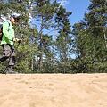 Mitten in Franken: ein bisschen Ostsee-Atmosphäre - Andreas Schettler wandert über eine Düne. Foto: Barbara Herbst