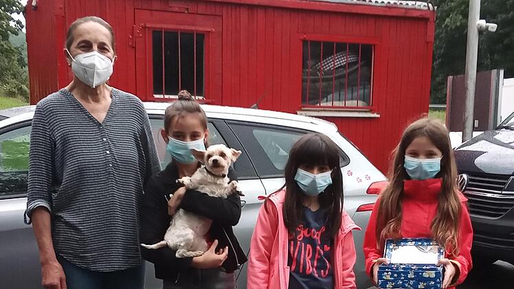 Hajrije, Vernanda und Lina sammelten 110 Euro für das Tierheim Wannigsmühle. Als Dank erhielten sie Urkunden und Schlüsselanhänger und durften drei Kätzchen  einen Namen geben. Foto: Ulla Müller