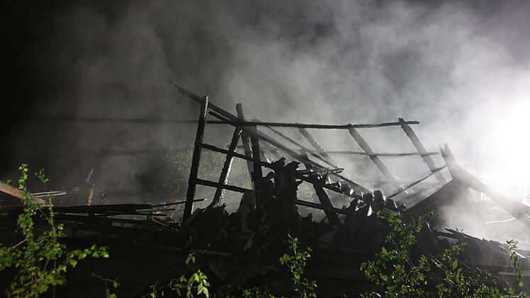 Brand bei Lehrberg: Scheune durch Flammen völlig zerstört