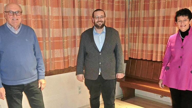 Der alte SPD-Ortsvereinsvorsitzende Tobias Braunersreuther (links) mit seinem Nachfolger Dominik Biedermann und der Kreisvorsitzenden MdL Inge Aures