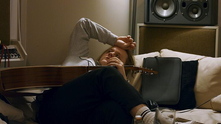 Auch Lewis Capaldi hatte mit den Auswirkungen plötzlichen Ruhms zu kämpfen, wie die Netflix-Doku "Lewis Capaldi: How I'm Feeling Now" (2023) eindrücklich vor Augen führt.
