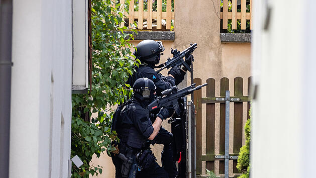 SEK-Einsatz im Kreis F&uuml;rth - Spezialkr&auml;fte mit Maschinenpistolen bewaffnet