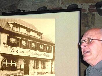 Reinhold Glas erzählt die Geschichte des Weiss-Tauben-Bräus. Foto: Görner
