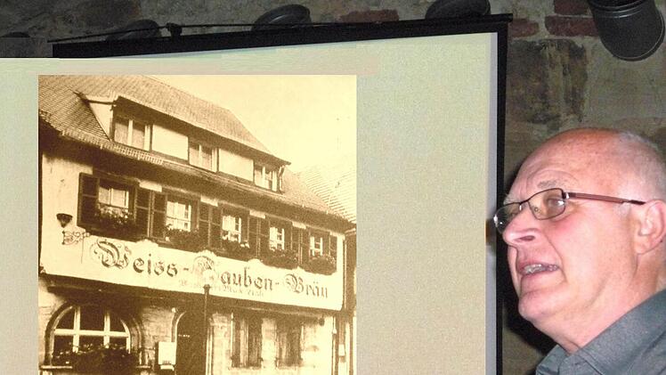 Reinhold Glas erzählt die Geschichte des Weiss-Tauben-Bräus. Foto: Görner