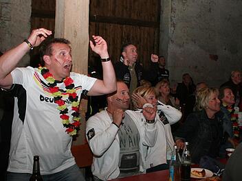 Zwischen Hoffnung, Spannung, Jubel und Entsetzen schwankte die Stimmung beim Public-Viewing in Kieferndorf. Fotos: Evi Seeger