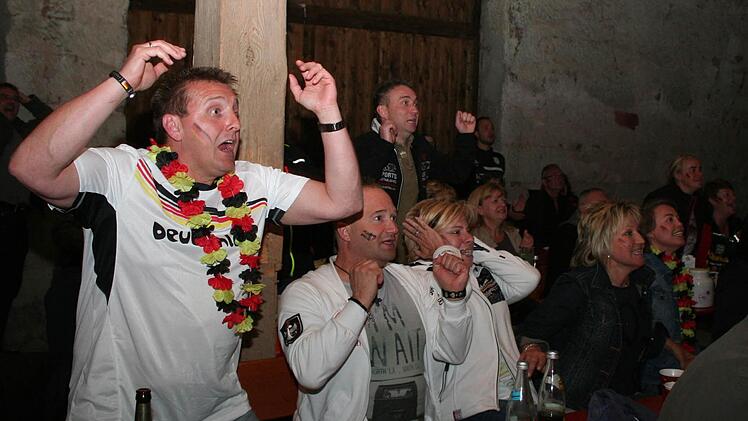Zwischen Hoffnung, Spannung, Jubel und Entsetzen schwankte die Stimmung beim Public-Viewing in Kieferndorf. Fotos: Evi Seeger