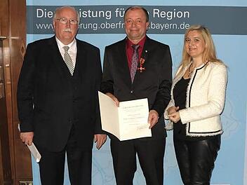Gregor Tischer hat seine Verleihungsurkunde vom Regierungspräsidenten Wilhelm Wenning und Ministerin Melanie Huml erhalten.  Foto: privat