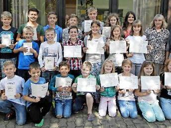 Die erfolgreichen Sportlerinnen und Sportler der Bundesjugendspiele der Grund- und Mittelschule Marktleugast. Mit im Bild die beiden Organisatoren Theo Schramm und Karin Müller.  Foto: Klaus-Peter Söllner
