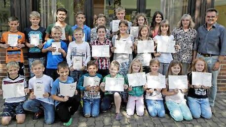 Die erfolgreichen Sportlerinnen und Sportler der Bundesjugendspiele der Grund- und Mittelschule Marktleugast. Mit im Bild die beiden Organisatoren Theo Schramm und Karin Müller.  Foto: Klaus-Peter Söllner