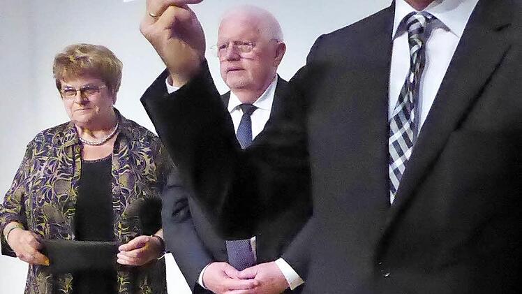 Stolze Beute: Oberbürgermeister Kay Blankenburg hat wieder einen Scheck bekommen. Fotos: Ahnert
