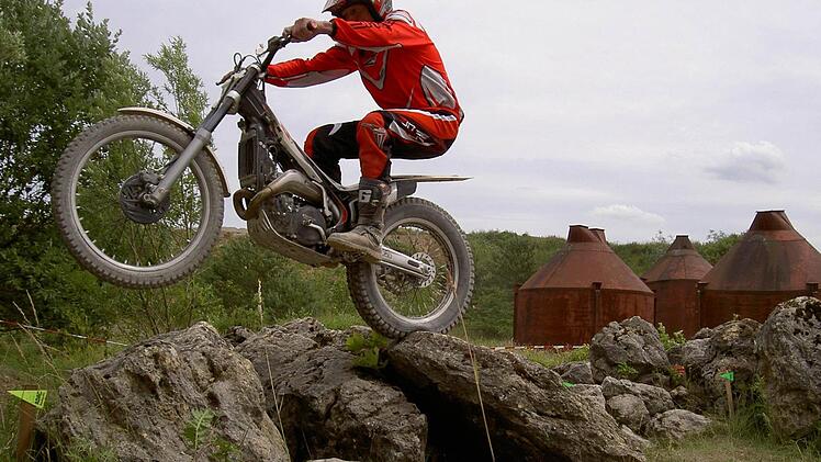 Balance-Künstler: Mit seinem Trial-Motorrad überwindet Klaus Herold selbst die größten Brocken. Bei der Suche nach einer eigenen Trainingsstrecke für die Trial-Fahrer des TSC Kulmbacher Land ist er jetzt aber in Rugendorf an einem unüberwindlichen Hindernis gescheitert. Foto: privat