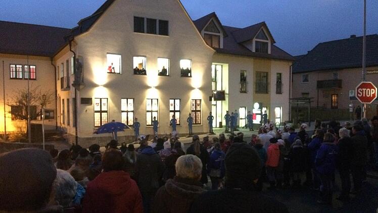 Nach Jahren der D&uuml;rre waren - fast wie in der guten alten Zeit - heuer zahlreiche Schaulustige gekommen, um den Rathaussturm zu verfolgen. Foto: Kerstin V&auml;th