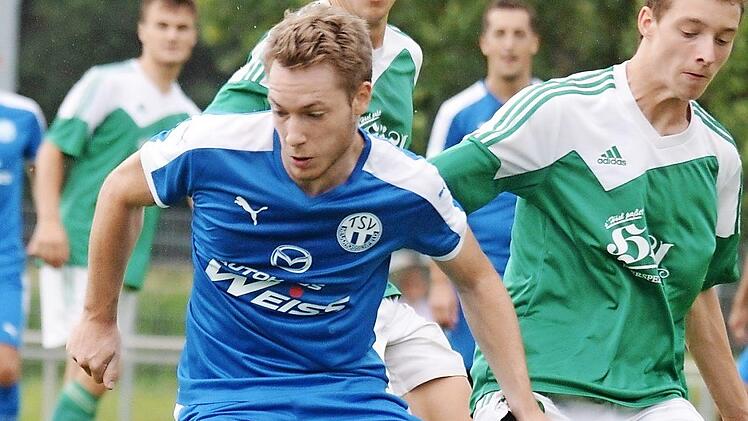 Sascha Engelhardt (l.) und der TSV Neudrossenfeld hoffen auf einen Dreier in Schwabach. Foto: Mularczyk