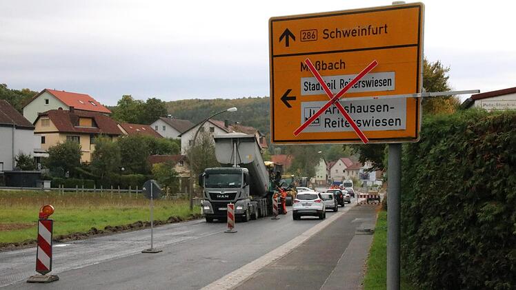 Die Bundesstraße durch Arnshausen wurde gestern asphaltiert, kommende Woche folgt die Verschleißschicht. Foto: Ralf Ruppert