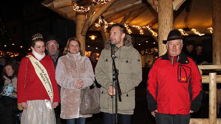 Korbstadtkönigin Maria I., 2. Bürgermeisterin Sabine Rießner,   Bürgermeister Andreas Hügerich und 3. Bürgermeister Winfried Weinbeer bei der Einschaltfeier