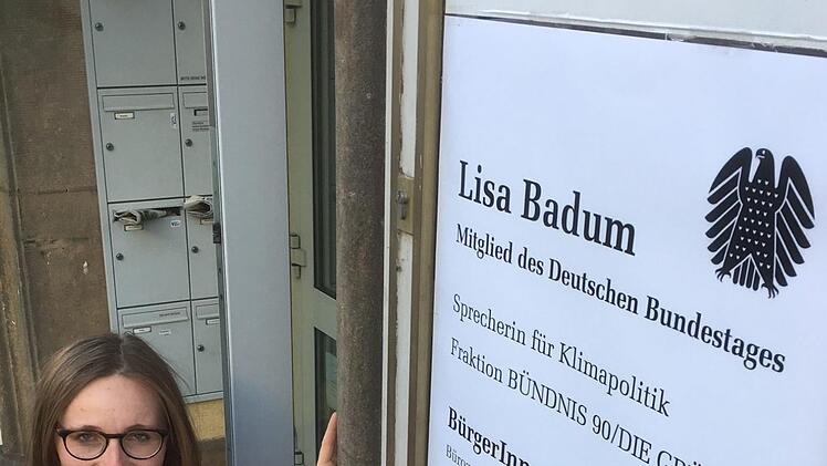 Lisa Badum vor dem Eingang zu ihrem BürgerInnenbüro. Foto: Michael Memmel