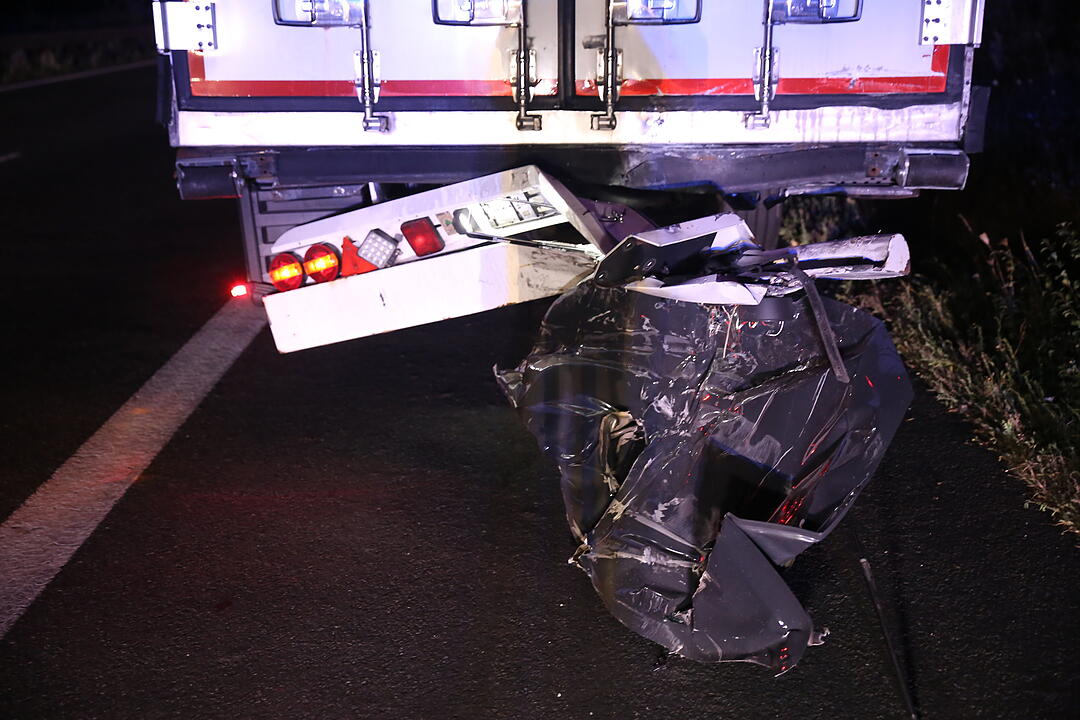 Unfall auf der A6: Auto kracht in Lkw-Heck