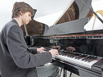 Gemeinsam mit dem Coburger Ausnahmetalent You Wei Liu bereichert Mark Müller als Pianist das Adventskonzert in der Neuenseer Maria-Königin-Kirche.  Foto: Klaus Gagel