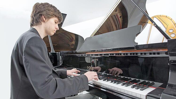 Gemeinsam mit dem Coburger Ausnahmetalent You Wei Liu bereichert Mark Müller als Pianist das Adventskonzert in der Neuenseer Maria-Königin-Kirche.  Foto: Klaus Gagel