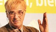 Wandlungsfähiger Wolfgang Krebs: In seinem Programm "Geh zu, bleib da!" leben Klassiker wie sein "Edmund Stoiber" genauso auf wie "Hubert Aiwanger", der neu in der Runde der parodierten Politiker ist. Fotos: Bertram Wagner