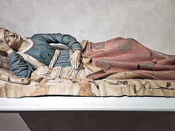 "Nativity of the Virgin - Die Geburt der Jungfrau (Maria)" heißt diese Skulptur, die aus der Pfarrkirche Sankt Laurentius in Ebern stammt und seit 1956 im Besitz des Kunstmuseums der Stadt New York, dem Metropolitan Museum of Art, ist. Zu sehen ist sie am Standort "The Met Cloisters".