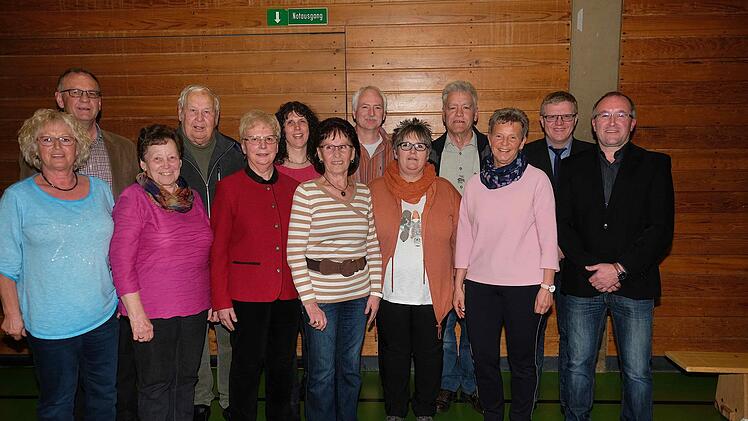 Ehrung für 25, 40 und 50 Jahre (vorn v.l.): Inge Weigand, Karin Friedrich, Waltraud Sturm, Olga Halbig, Karola Fischer, Herta Ambruß; (hinten v.l.): Walter Manger, Manfred Sturm, Birgit Bürger, Dietmar Kolb, Friedel Schreck, Jürgen Kolb und Dietmar Werner.