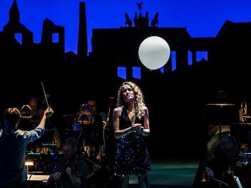 "Strahlender Mond, der am Himmelszelt thront": Laura Incko als Julia de Weert in einer Probenszene in Eduard Künneke "Der Vetter aus Dingsda".Foto: Jochen Berger