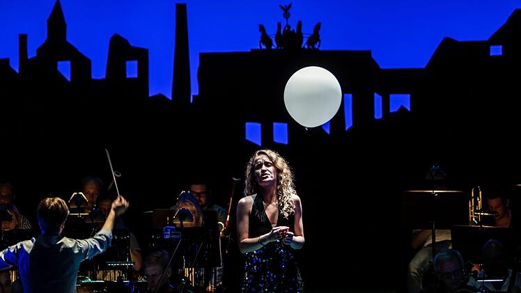 "Strahlender Mond, der am Himmelszelt thront": Laura Incko als Julia de Weert in einer Probenszene in Eduard Künneke "Der Vetter aus Dingsda".Foto: Jochen Berger