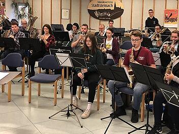 Die Proben für das Adventskonzert der "Original Fränkischen Blaskapelle" des Musikvereins Stadtsteinach am 13. Dezember sind abgeschlossen. Die Leitung hat in diesem Jahr Daniela Ott (im Bild, links).