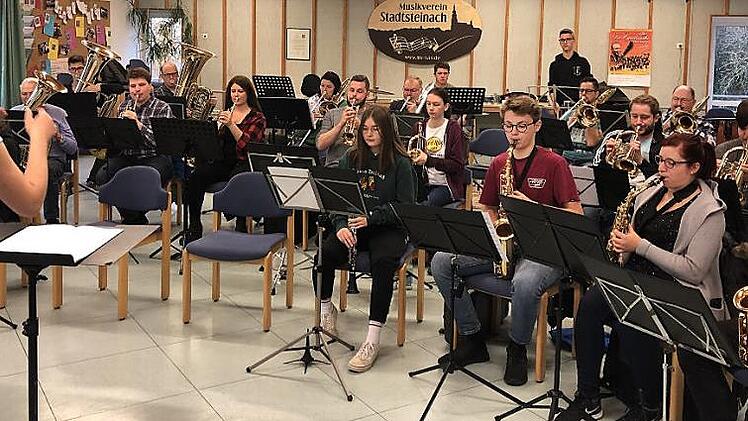 Die Proben für das Adventskonzert der "Original Fränkischen Blaskapelle" des Musikvereins Stadtsteinach am 13. Dezember sind abgeschlossen. Die Leitung hat in diesem Jahr Daniela Ott (im Bild, links).