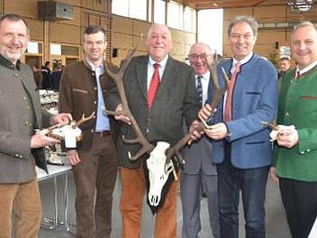Die Hegeschau in der Rennsteighalle Wald fand großes Interesse. Im Bild bei der Eröffnung von links Eckhard J. Schneider (2. Vorsitzender BJV-Kreisgruppe), Markus Wich (WBV Rothenkirchen-Kronach), Johannes Haase (Hegegemeinschaft Ludwigsstadt), Erwin Schwarz (BBV-Kreisobmann), Landrat Klaus Löffler, Bernhard Schmitt (1. Vorsitzender BJV-Kreisgruppe). Foto: K.- H. Hofmann