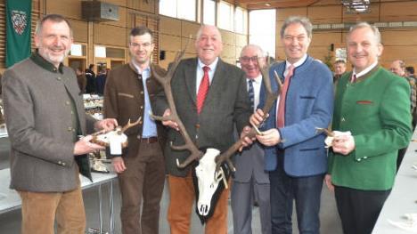 Die Hegeschau in der Rennsteighalle Wald fand großes Interesse. Im Bild bei der Eröffnung von links Eckhard J. Schneider (2. Vorsitzender BJV-Kreisgruppe), Markus Wich (WBV Rothenkirchen-Kronach), Johannes Haase (Hegegemeinschaft Ludwigsstadt), Erwin Schwarz (BBV-Kreisobmann), Landrat Klaus Löffler, Bernhard Schmitt (1. Vorsitzender BJV-Kreisgruppe). Foto: K.- H. Hofmann