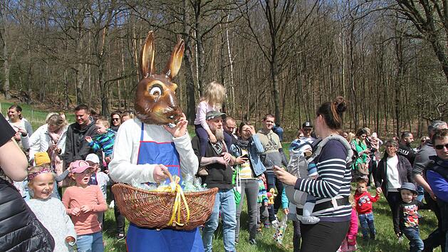 Jedes Kind bekommt sein P&auml;ckchen pers&ouml;nlich in die Hand.