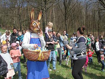 Jedes Kind bekommt sein Päckchen persönlich in die Hand.
